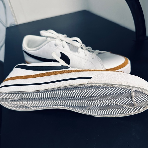 Nike sport shoes, leather upper with full length rubber tread - Picture 3 of 3